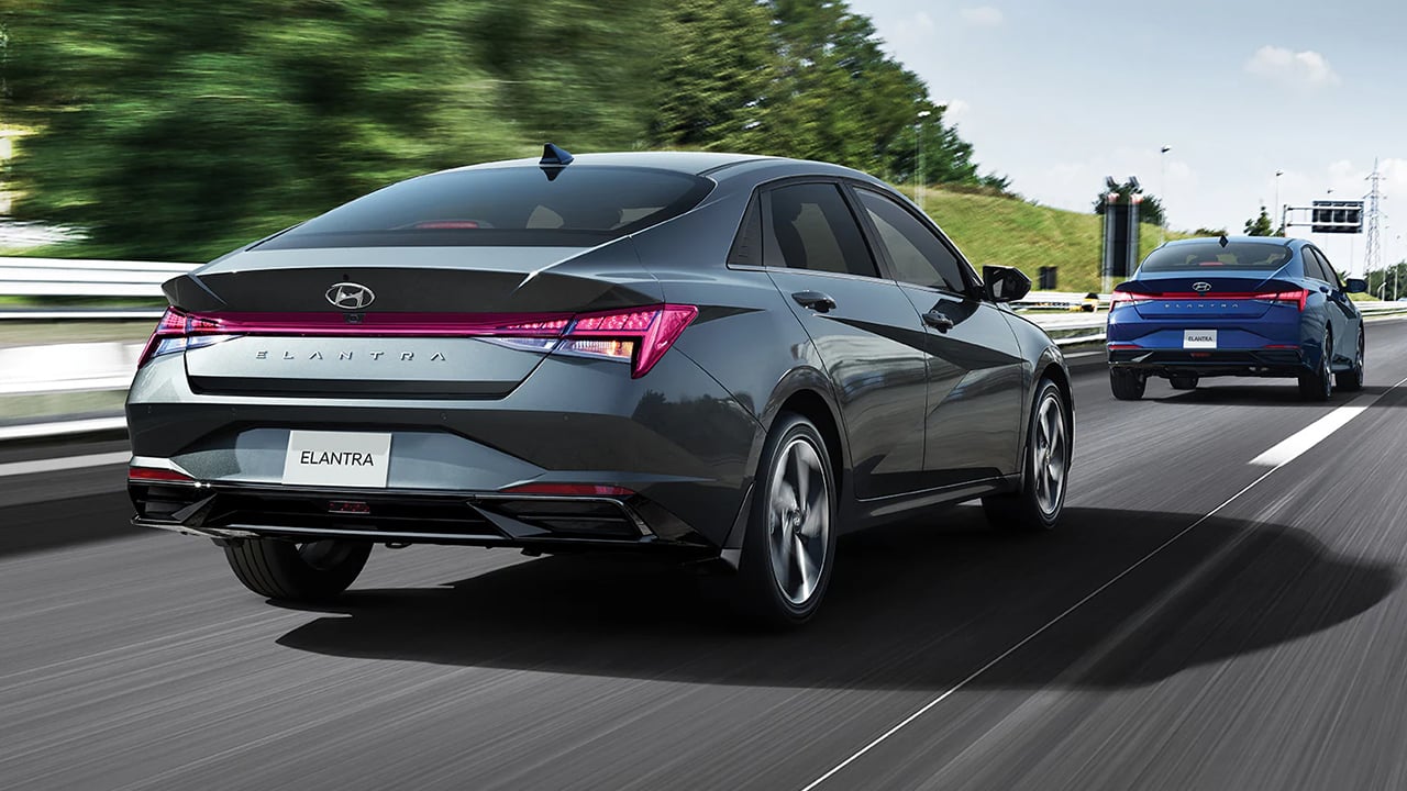 Vue arrière de deux Hyundai Elantra 2026 sur route en pleine puissance