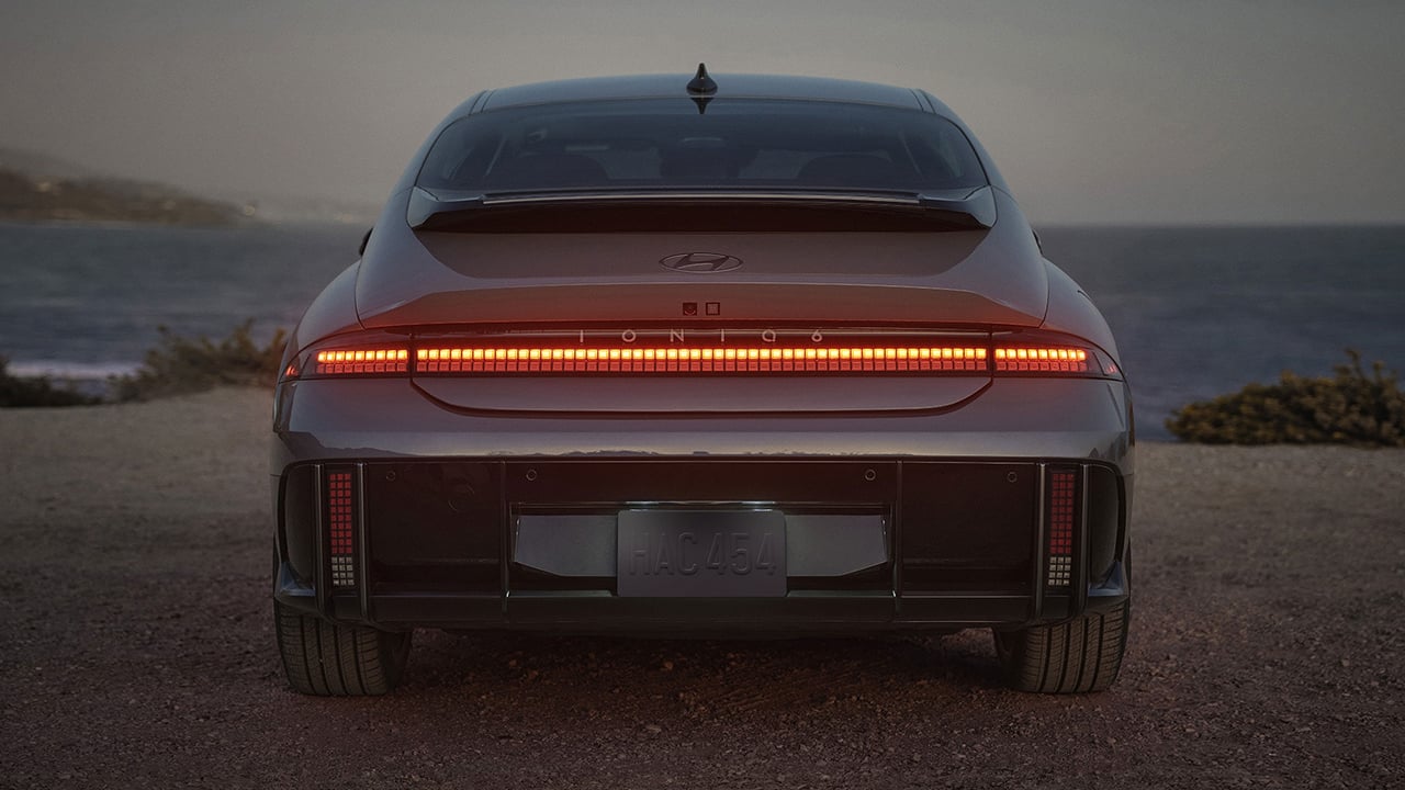 Vue arrière de deux Hyundai Ioniq 6 2026 en bord de fleuve, les phares allumées