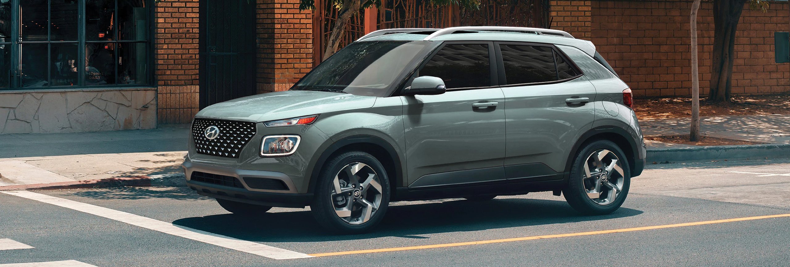 Vue avant du Hyundai Venue 2026, en arrêt à une intersection