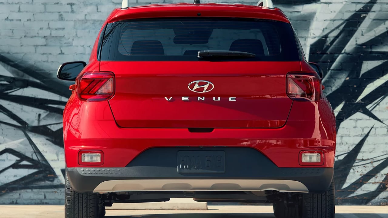 Vue arrière du Hyundai Venue 2026, garé devant un mur peint de graffiti