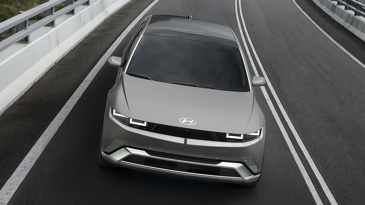 Vue avant du Hyundai Ioniq 5 2026 sur route avec phares allumées