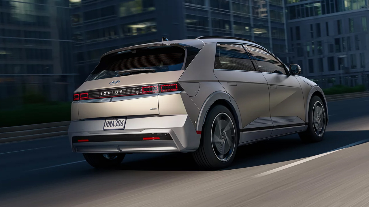 Vue arrière du Hyundai Ioniq 5 2026 sur route en ville, en pleine puissance