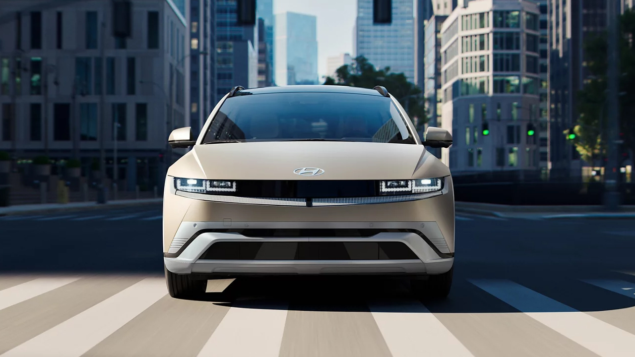 Vue avant du Hyundai Ioniq 5 2026 en arrêt à une intersection en ville, une journée d'été