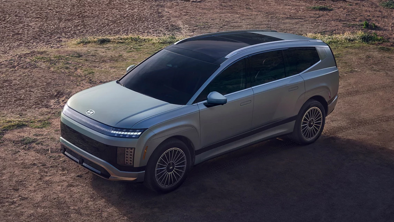 Vue 3/4 avant et latérale du Hyundai Ioniq 9 2026 en arrêt sur chemin en gravier