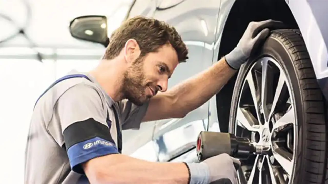 techicien en train de procéder à un changement de pneu