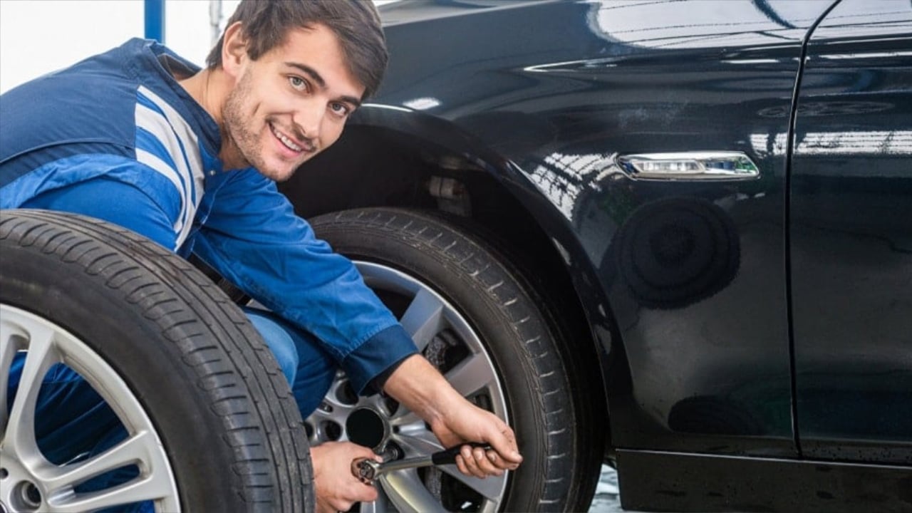 techicien en train de procéder à un changement de pneu