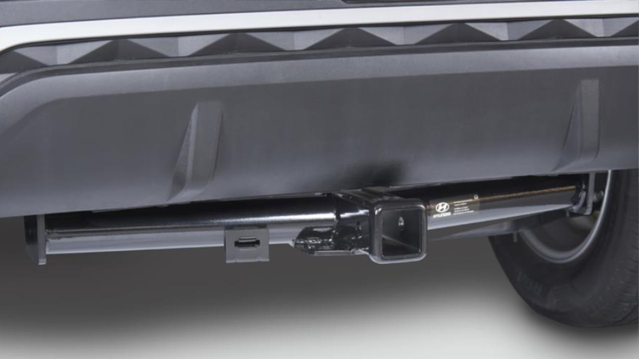 Attache-remorque robuste installé à l'arrière d'un VUS Hyundai