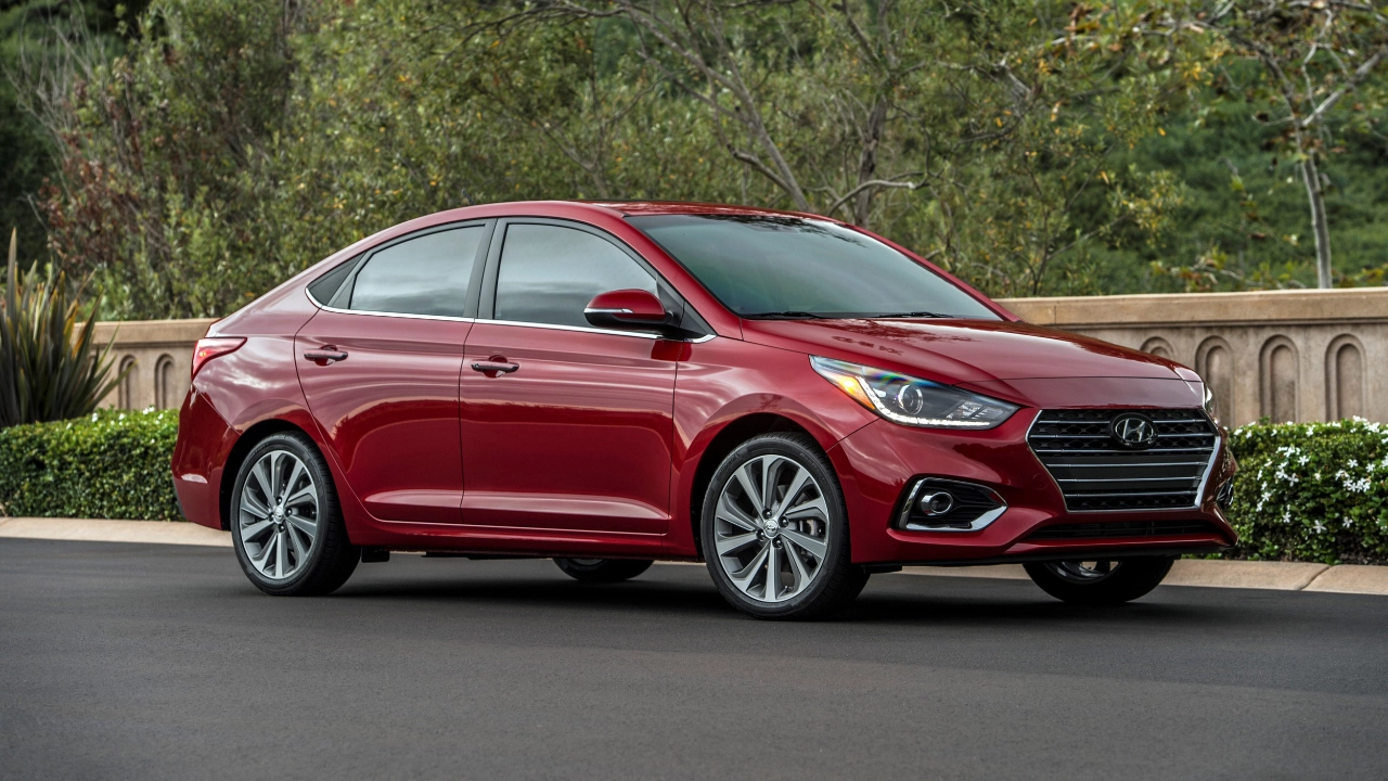 Berline compacte Hyundai Accent d'occasion stationnée devant un bâtiment moderne