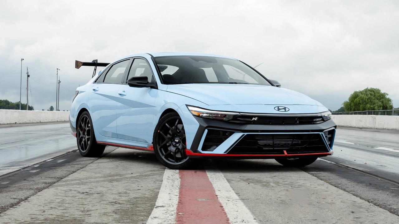 Vue de trois-quarts avant de la berline de performance Hyundai Elantra N 2026