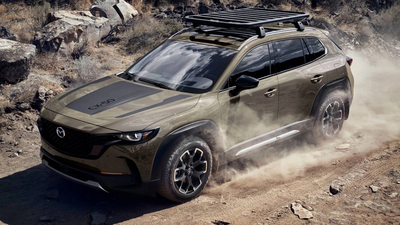 Profil latéral du Mazda CX-50 illustrant son allure robuste et prête pour l'aventure
