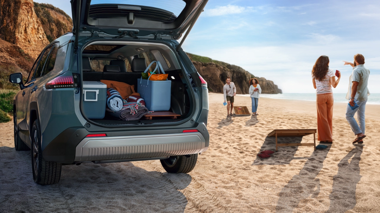 Vue de l'habitacle avant du Toyota RAV4 montrant le tableau de bord et l'écran central