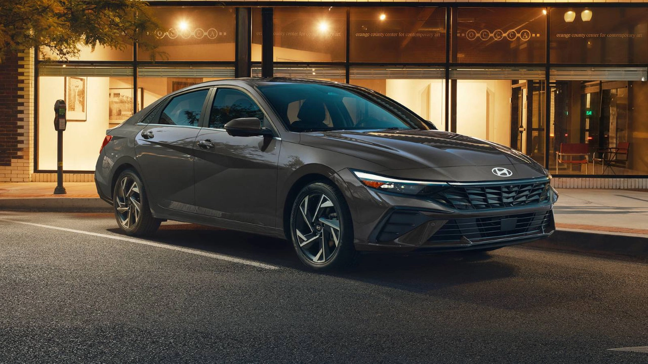 Vue de profil de la Hyundai Elantra hybride 2026 illustrant ses lignes aérodynamiques