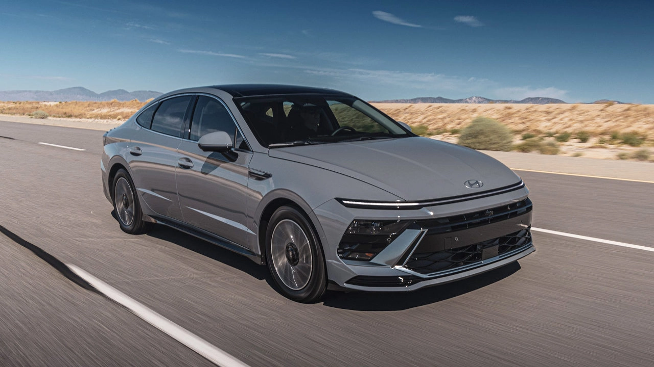Vue de trois-quarts de la berline intermédiaire Hyundai Sonata hybride 2026
