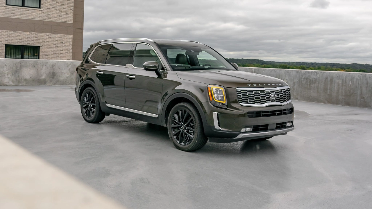 Vue de face du Kia Telluride stationné dans un sentier de forêt pour une escapade