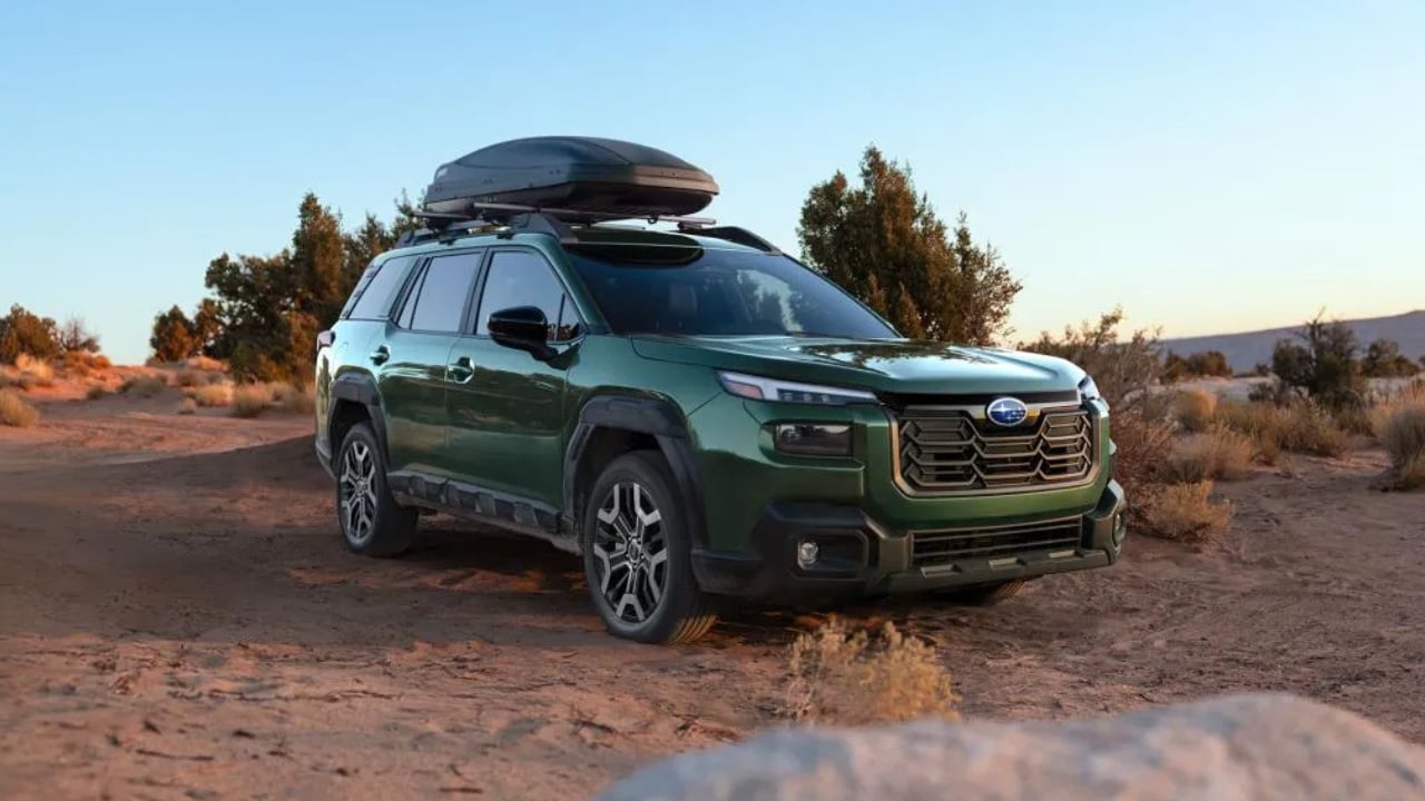 Profil latéral du Subaru Outback circulant sur un chemin forestier en plein air
